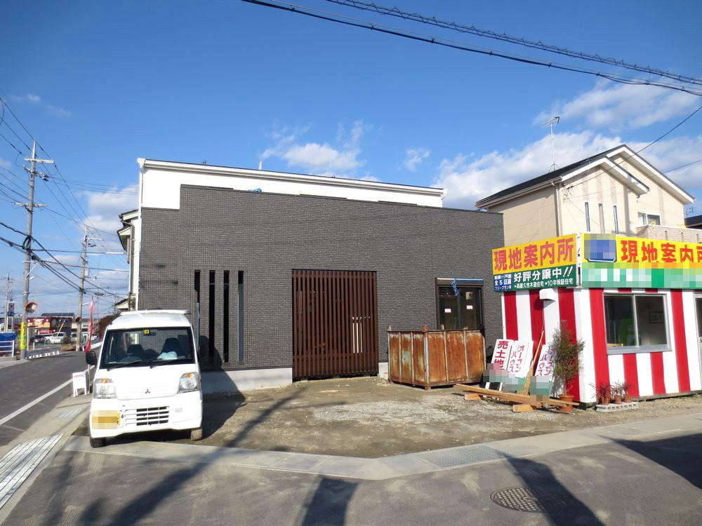 Parking lot.  ■ Parking Easy three Allowed ■ 