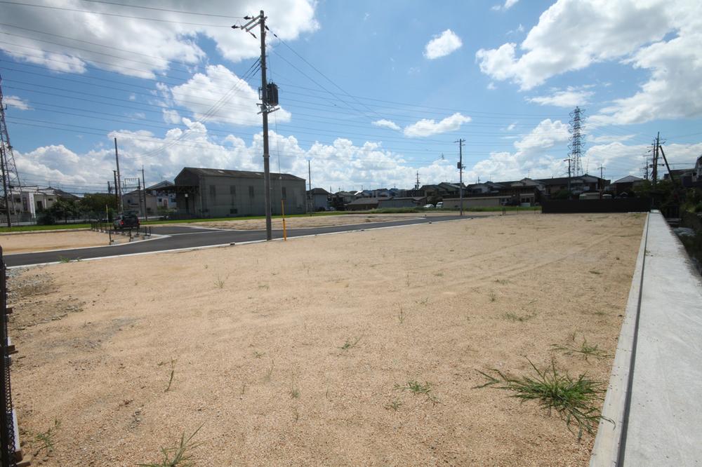 Local photos, including front road. Local (08 May 2012) shooting