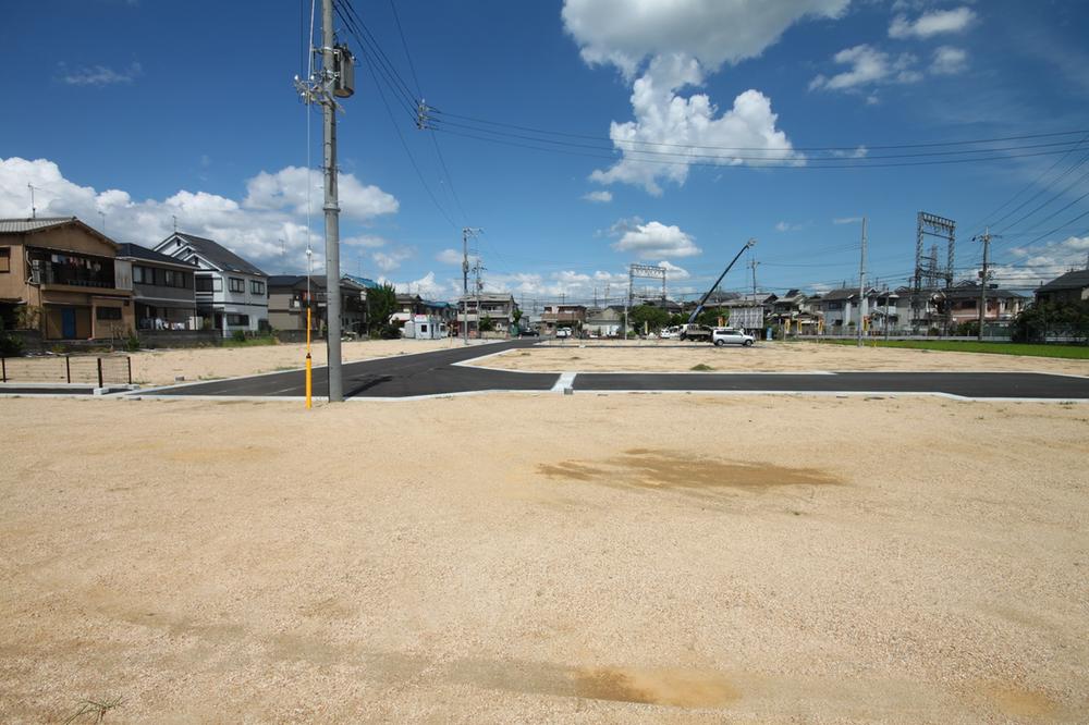 Local photos, including front road. Local (August 2012) shooting