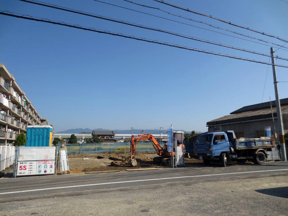 Local photos, including front road.  ■ Green is rich in a quiet residential area ■ 