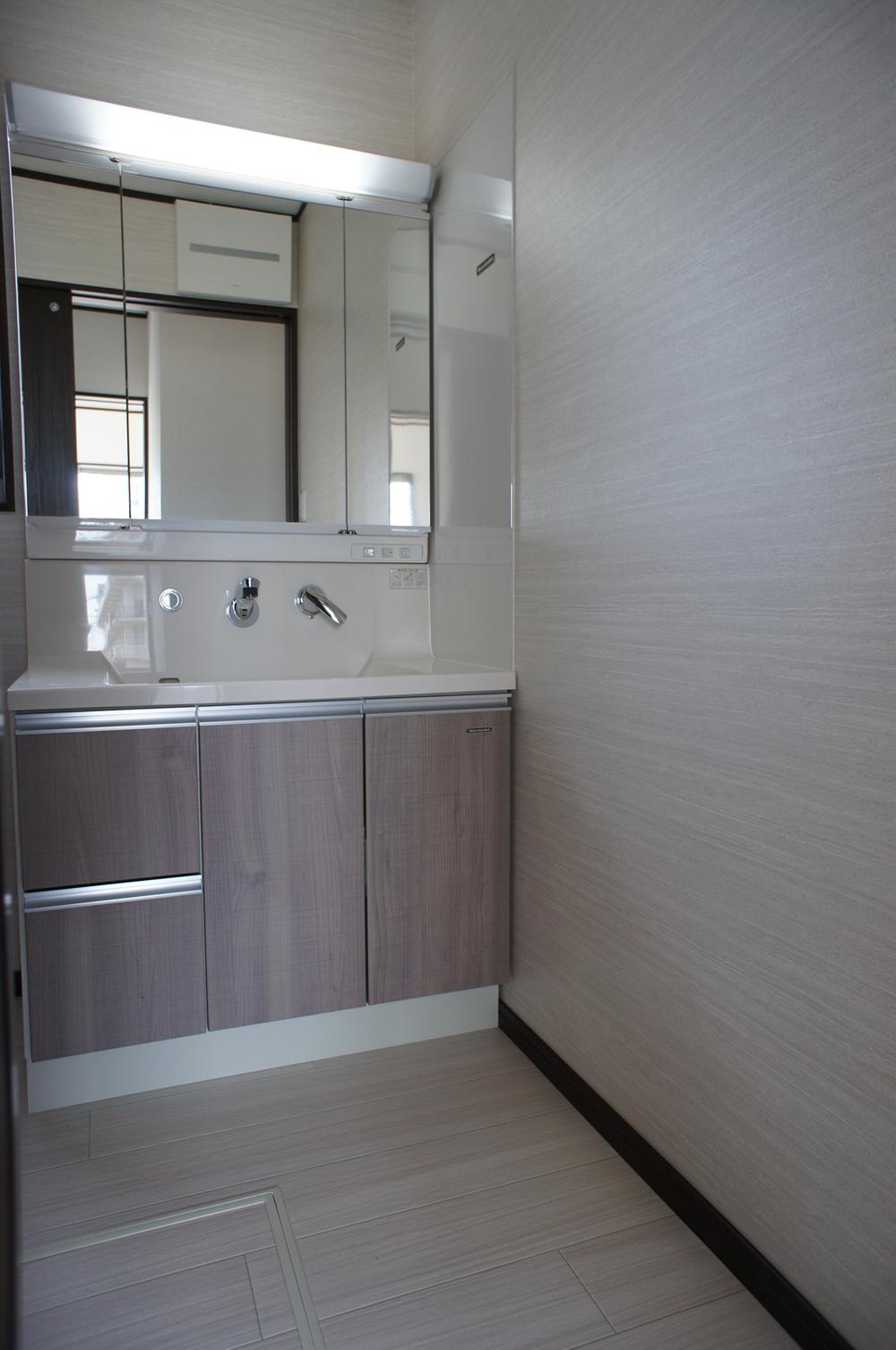 Wash basin, toilet. W900 large vanity