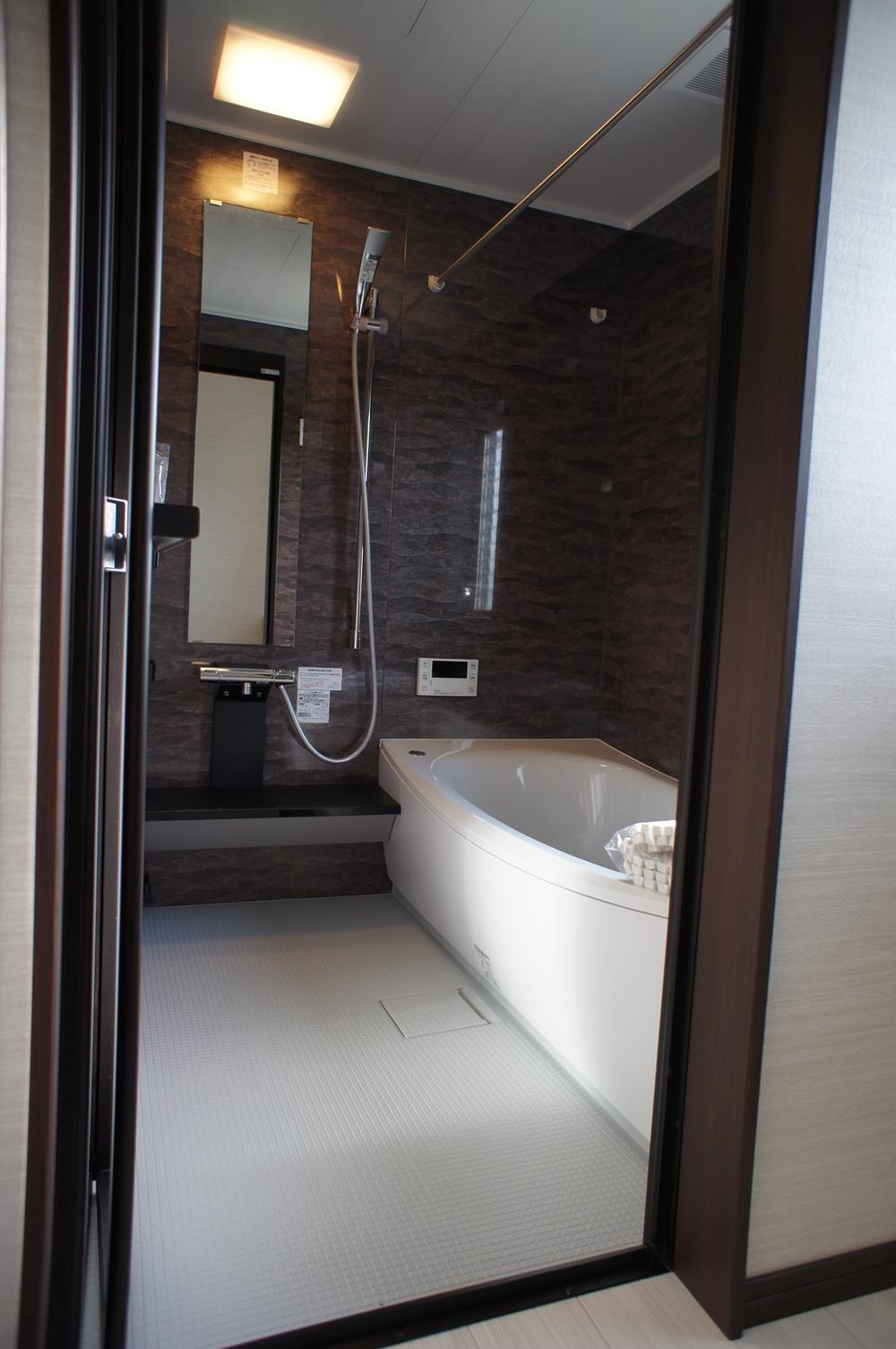 Bathroom. Spacious 1 tsubo size. 