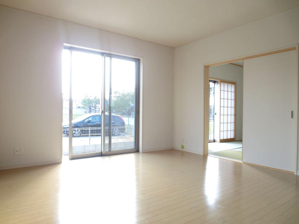 Living.  ■ Do not worry about condensation in the LOW-E pair glass use ■ 