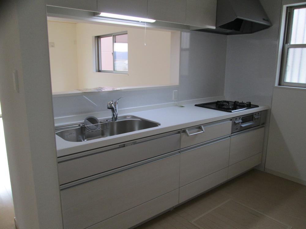 Kitchen. Since the face-to-face kitchen, You can cook while the conversation