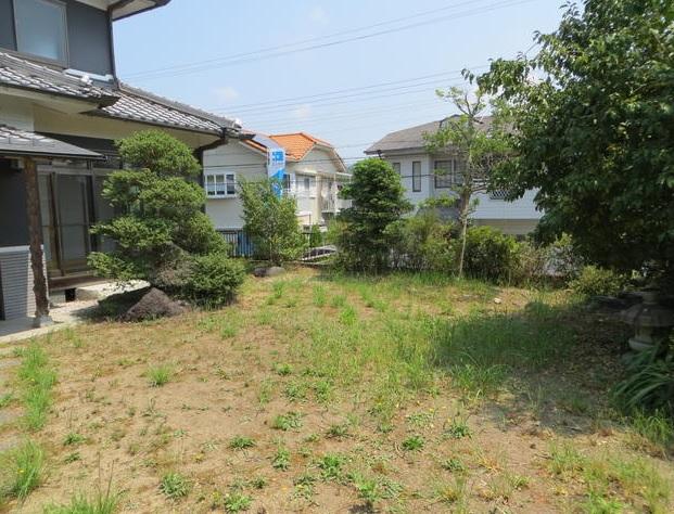 Garden. Spacious grounds where you can enjoy gardening and BBQ