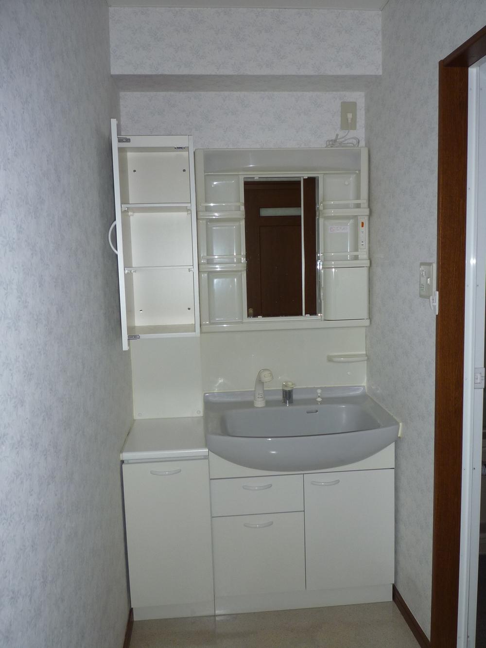 Wash basin, toilet. Wash basin