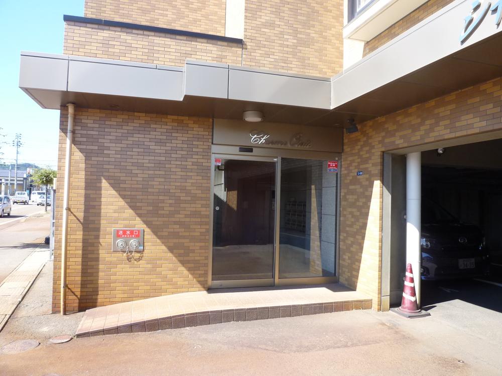 Entrance. Common areas