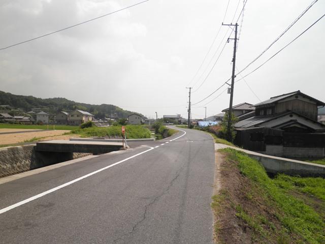 Local photos, including front road. Housing complex outside the approach path