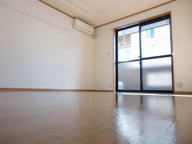 Living and room.  ☆ Air-conditioned!