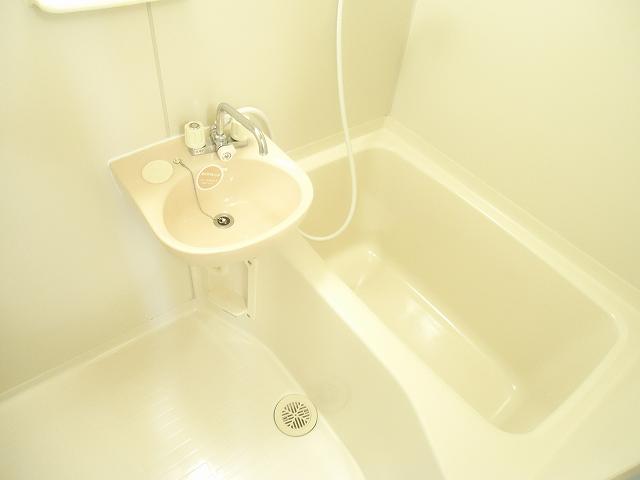 Bath. ※ The image is that of another room.
