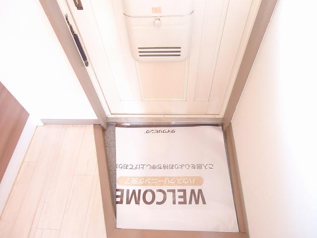 Entrance. ※ The image is that of another room.