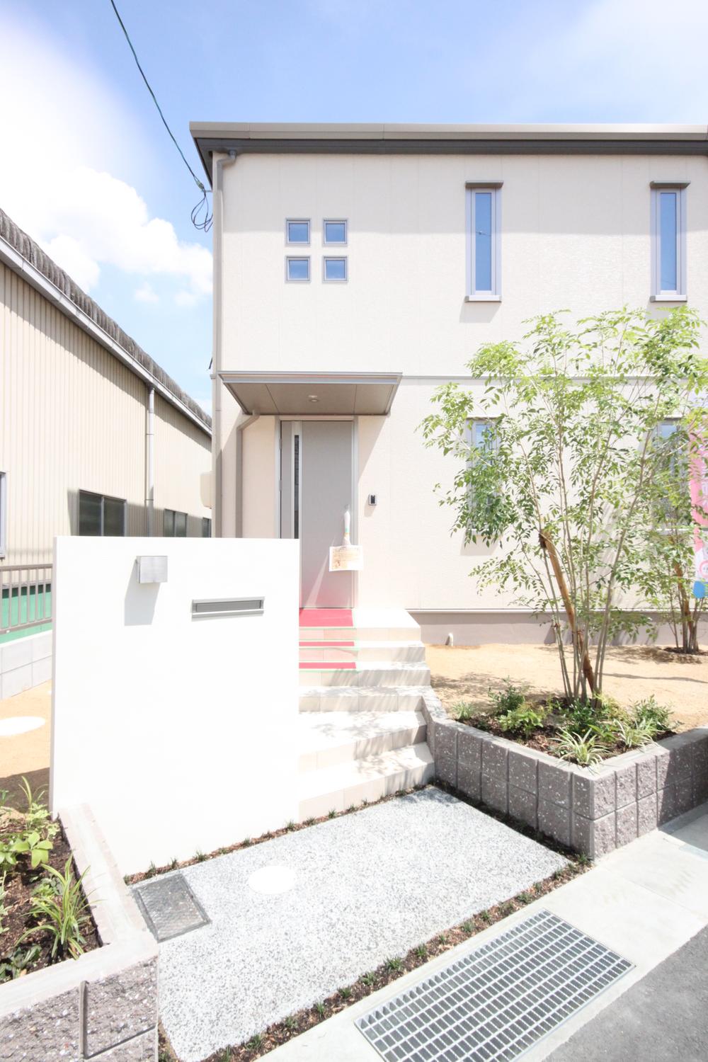 Local appearance photo. Symbol tree is the entrance to greet. In the evening, greeted everyone in the gentle light.