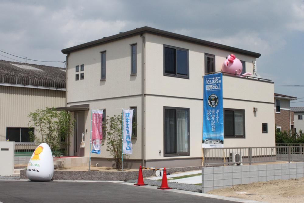 Local appearance photo. Friendly appearance of beige. There are also garden to park two.