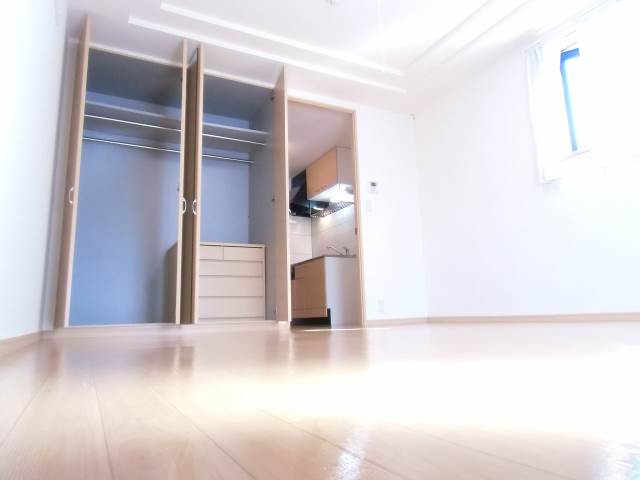 Living and room. ◆ It can store plenty