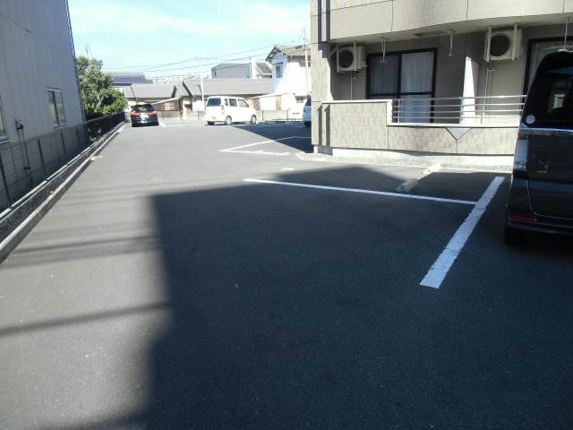 Kitchen. ■ Is parking!