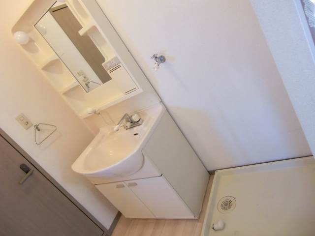 Washroom. Shampoo dresser with separate wash ☆ Indoor laundry Storage ☆
