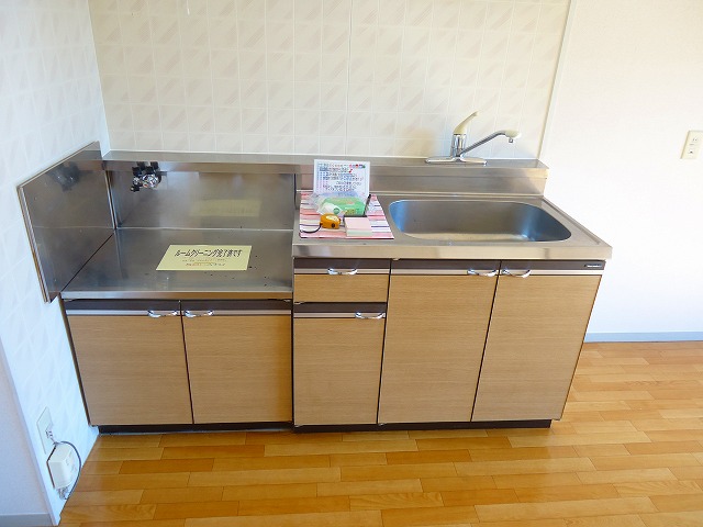 Kitchen. ※ The image is a thing of the same thing another room that was previously taken.
