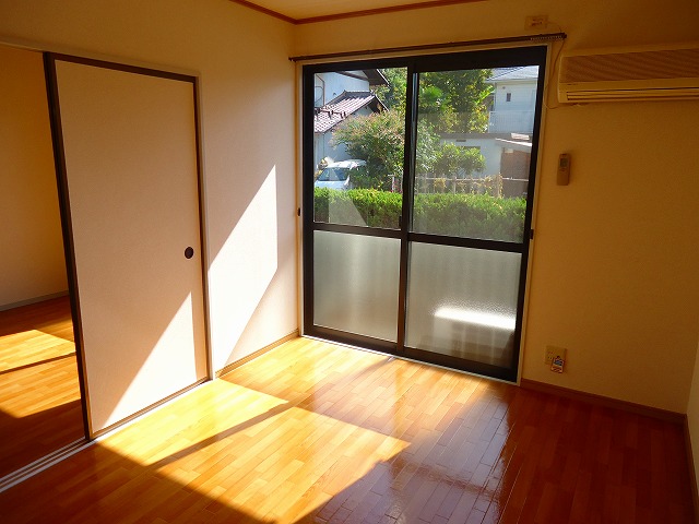 Living and room. ※ The image is a thing of the same thing another room that was previously taken.