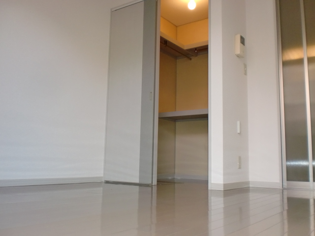 Receipt. Walk-in closet is (^^) _U~~
