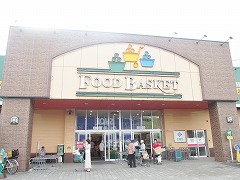 Supermarket. Nishina food basket Horinan store up to (super) 976m
