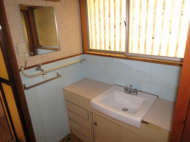 Wash basin, toilet. Indoor (March 2013) Shooting