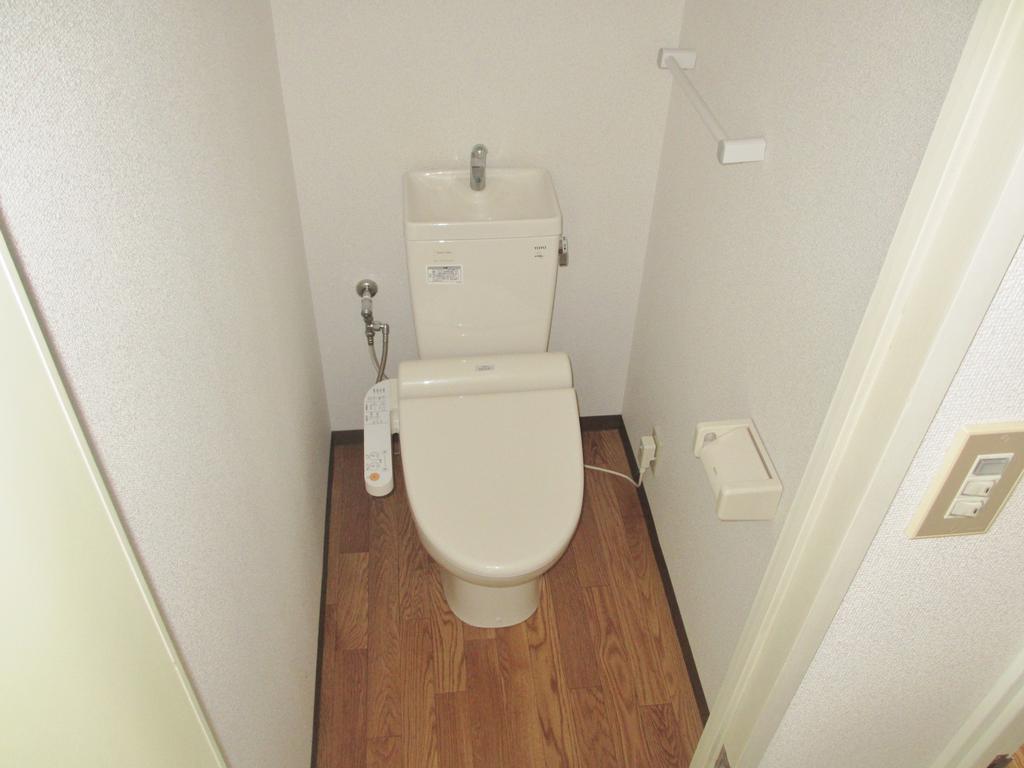 Toilet. (*^ 0 ^*)(*^ 0 ^*)(*^ 0 ^*)