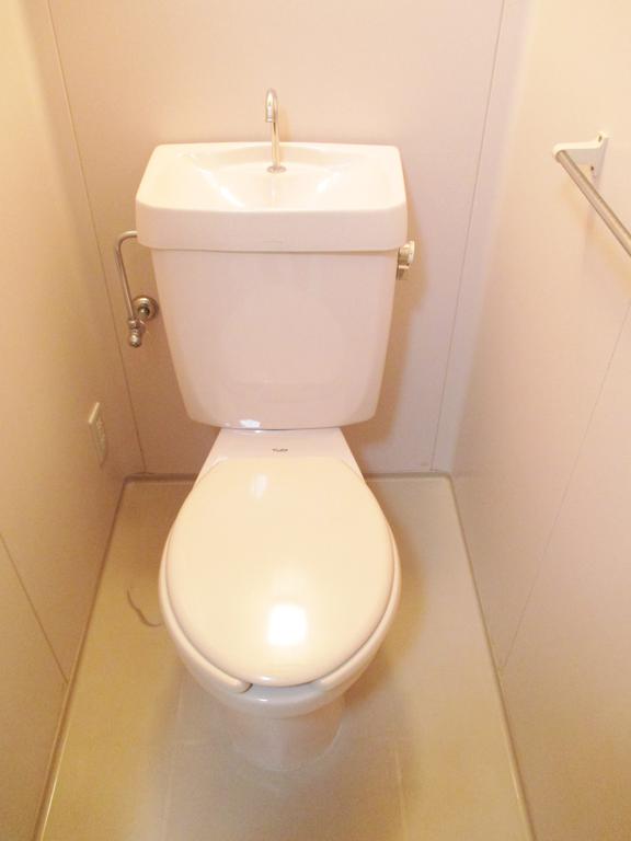 Toilet. (O⌒∇⌒o) (o⌒∇⌒o) (o⌒∇⌒o) (o⌒∇⌒o)