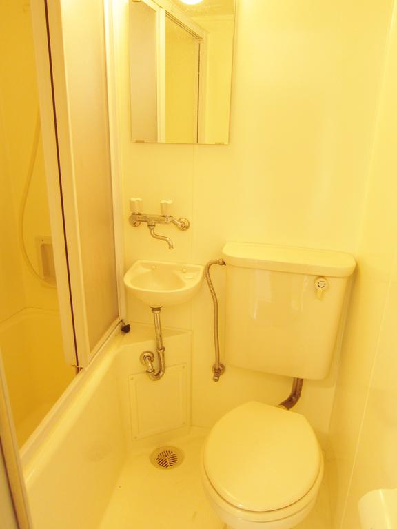 Toilet. \ (^ 0 ^) / \ (^ 0 ^) / \ (^ 0 ^) /