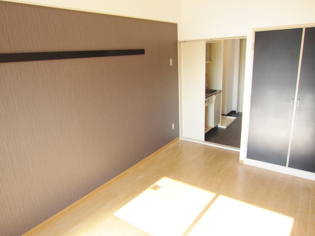 Living and room. \ (^ 0 ^) / \ (^ 0 ^) / \ (^ 0 ^) /