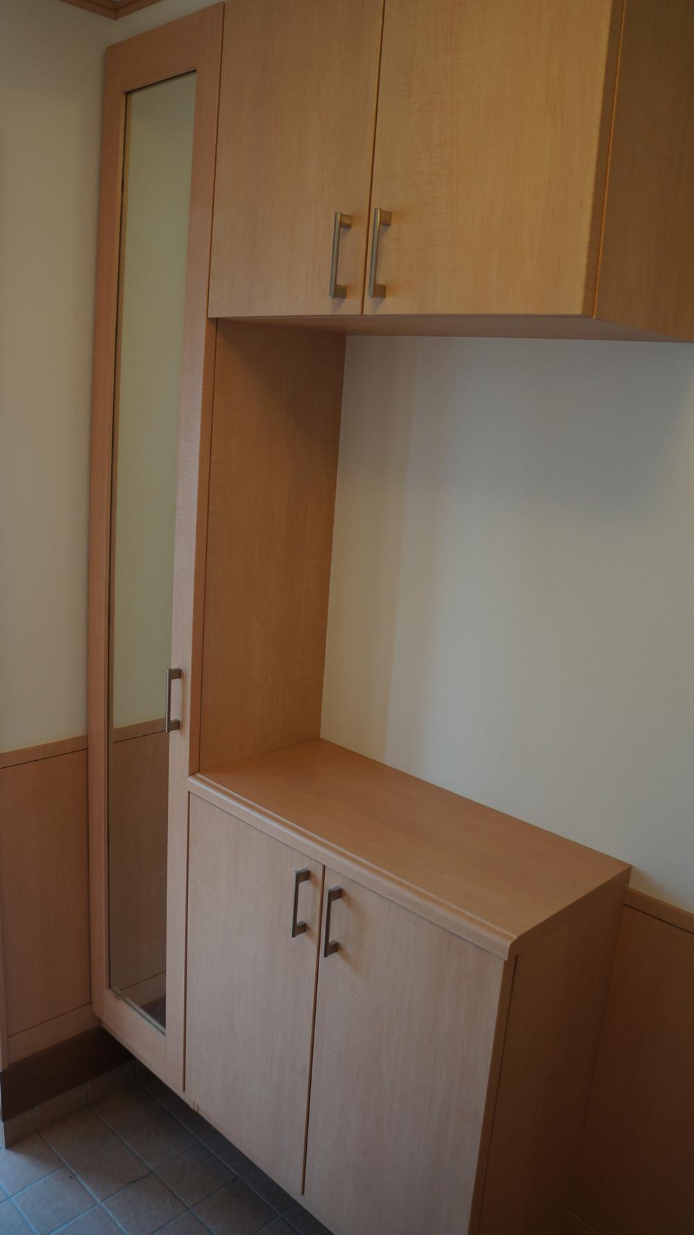 Receipt. Entrance storage with a full-length mirror can also be used in the cabinet in the foyer