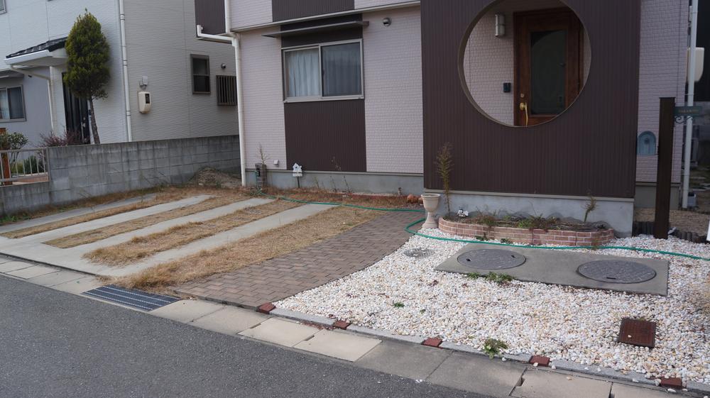 Parking lot. Parking spaces are 3 cars !!