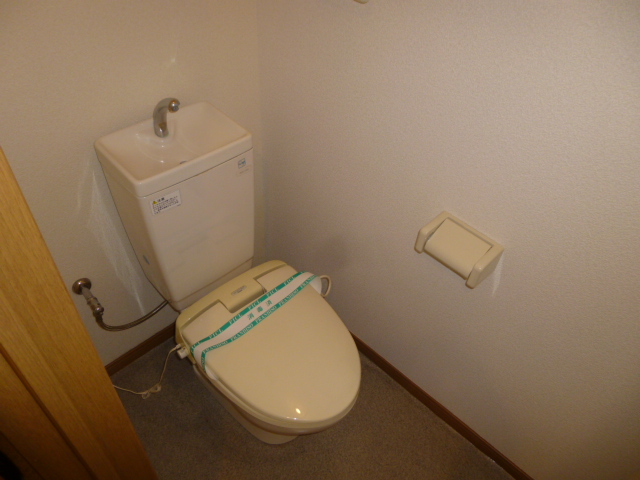 Toilet. Toilet! It is with warm toilet!