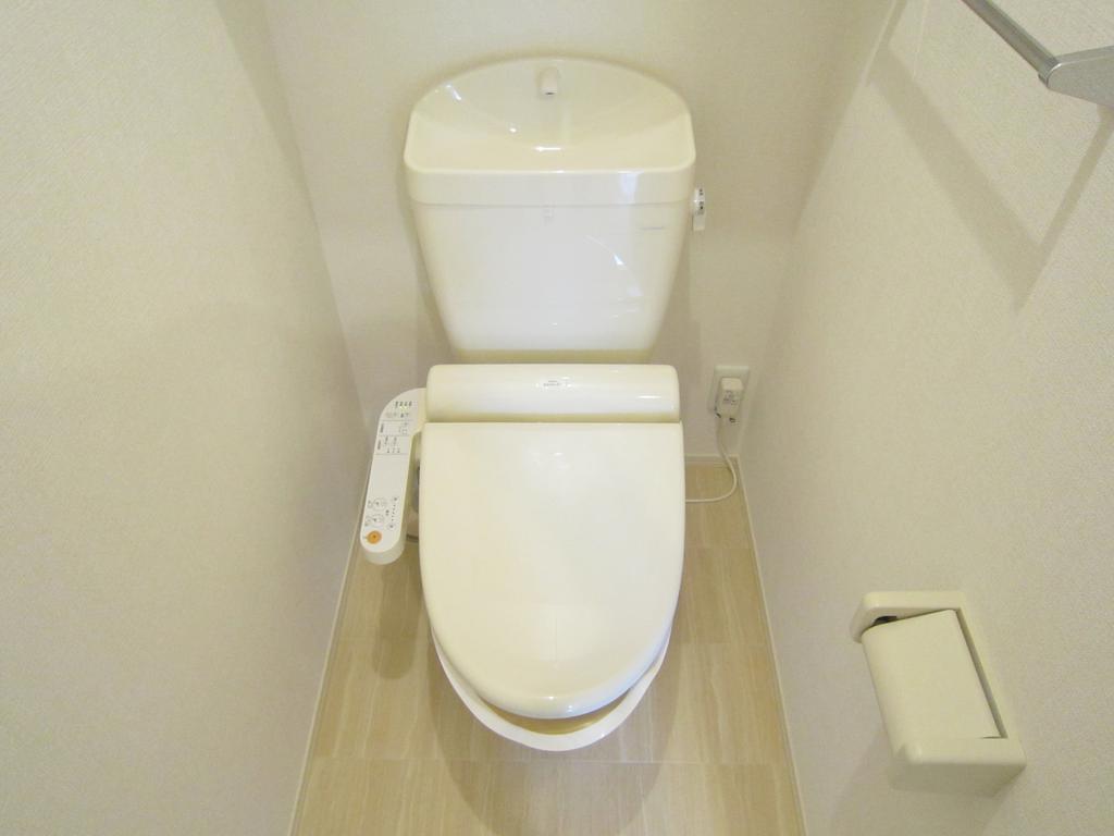 Toilet. (O⌒∇⌒o) (o⌒∇⌒o)