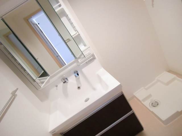 Washroom. With a three-sided mirror to shampoo dresser ☆