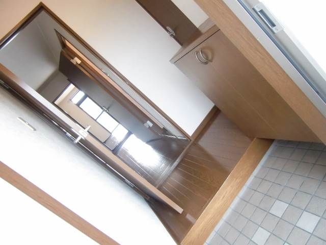 Entrance. With cupboard ☆