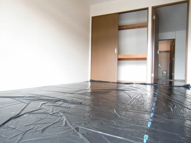Other room space. Closet with plenty of storage ☆