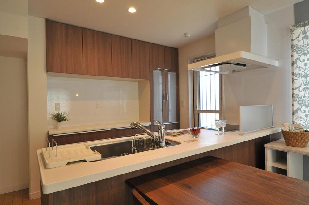 Kitchen. Kitchen of open counter bouncing of conversation. Will Cleanup made Kling Lady. Indoor (12 May 2012) shooting dishwashers ・ Water filter ・ IH equipped with heater.