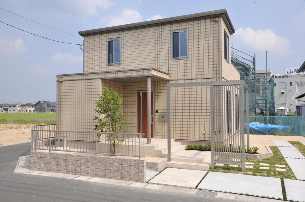 Local photos, including front road. Symbol tree and the grid will pull the eye. The outer wall also remains beautiful forever unnecessary repainting because it is porcelain tile. Local (12 May 2012) shooting