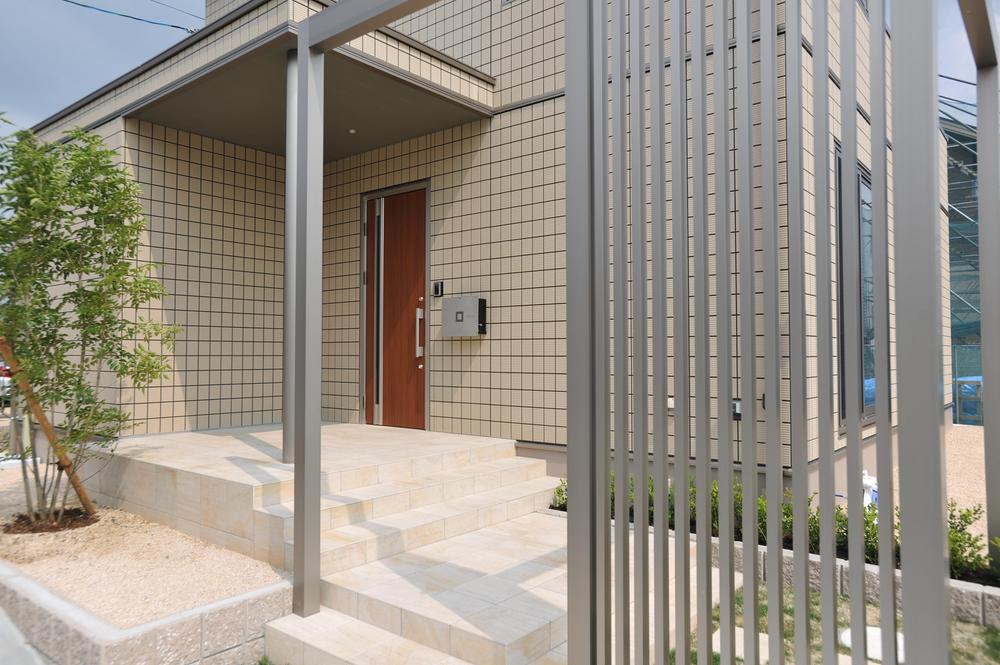 Local appearance photo. Is a symbol tree leaves friendly small atmosphere. Since the post also intercom also an under the roof can be used not wet in the rain. Local (12 May 2012) shooting