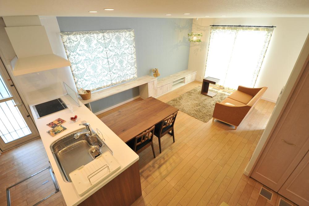 Living. Bright and pleasant LDK day. TV board and study counter is also equipped. Indoor (12 May 2012) shooting