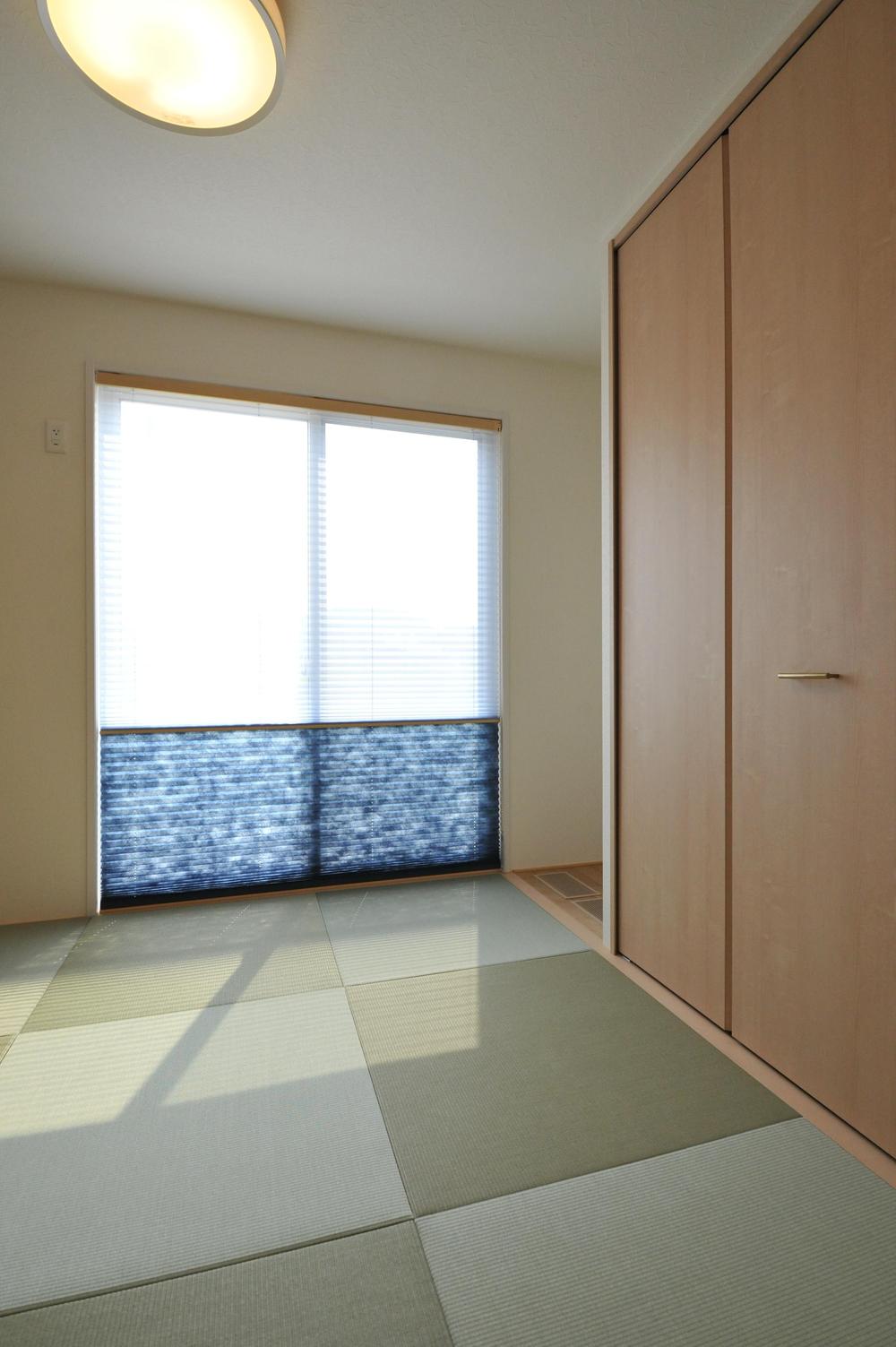 Non-living room. It is the state of the Japanese-style room. Made out from two directions, It will also be in the living room to the drawing-room. Indoor (12 May 2012) shooting