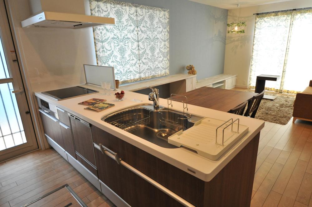 Other Equipment. Cleanup made Kling is ready. Dishwasher ・ IH cooking heater ・ Artificial marble counter