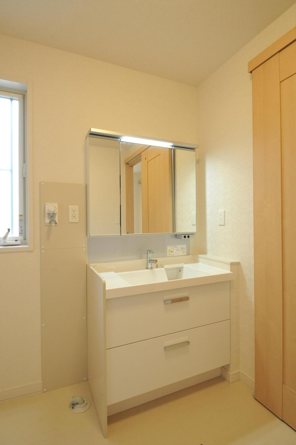 Wash basin, toilet. Easy-to-use basin with three-sided mirror storage and drawer storage. Life is also long-lasting LED lighting. Sekisui original made room (12 May 2012) shooting