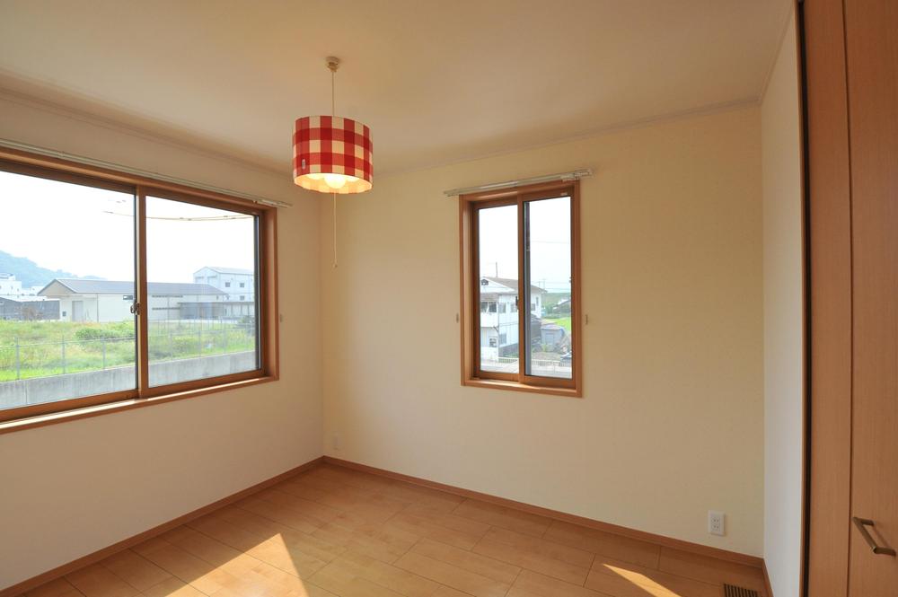 Non-living room. The second floor is the children room. Air conditioning and is equipped with storage. Indoor (12 May 2012) shooting