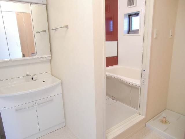 Washroom. Wide washroom ☆ There is also a laundry bread ☆