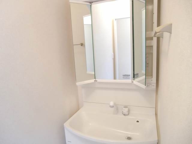 Washroom. Shampoo dresser to three-sided mirror ☆