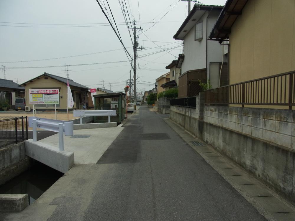 Local photos, including front road. Local (June 2012) shooting