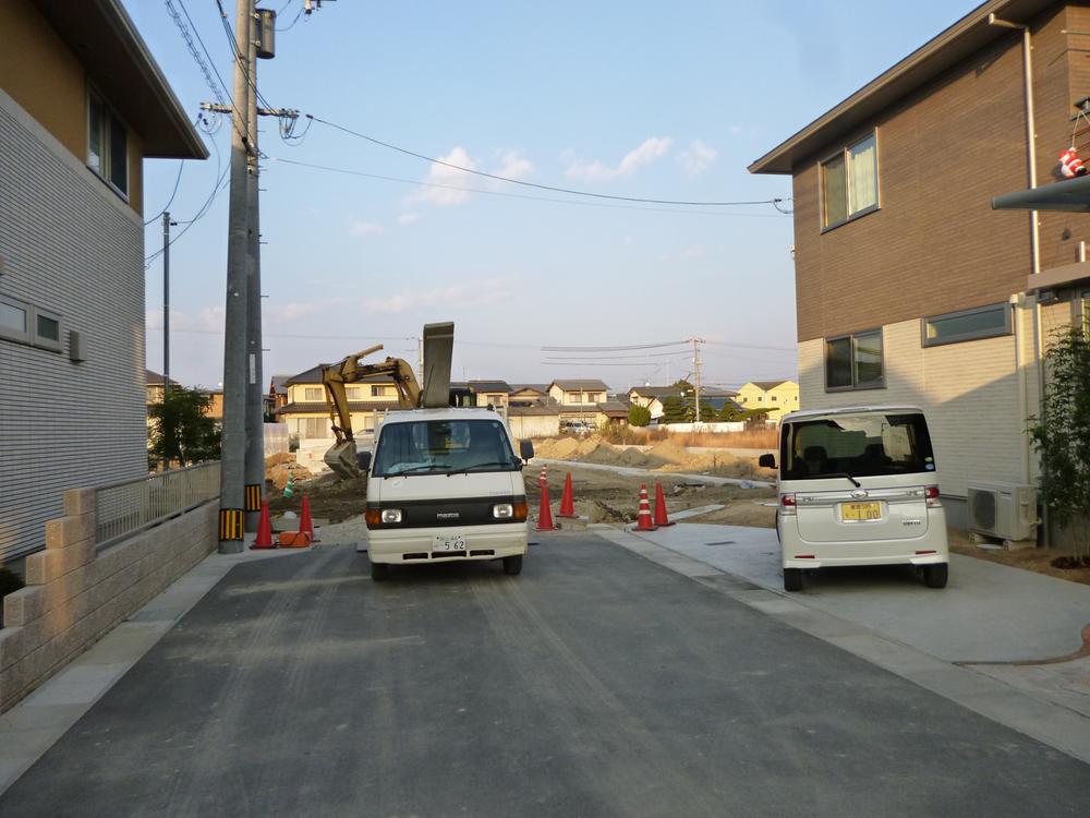 Local photos, including front road. Local (11 May 2013) Shooting Park in the spacious 6.0m road