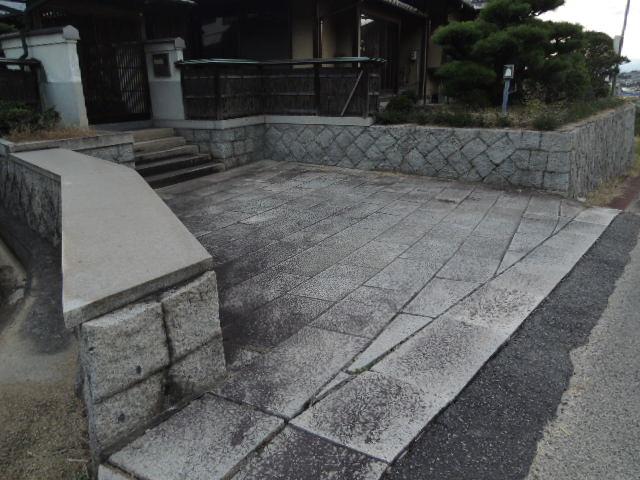 Parking lot. Two parallel parking possible