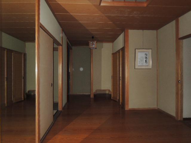 Entrance. Entrance with a full-length mirror to the ceiling